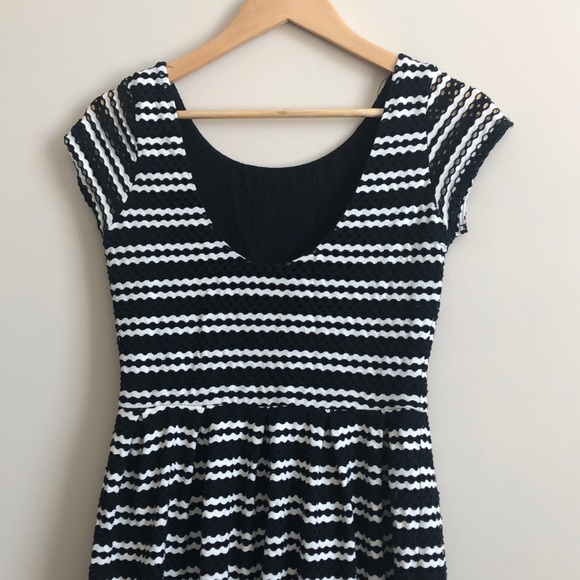 Black and white capped sleeve dress - Picture 4 of 5